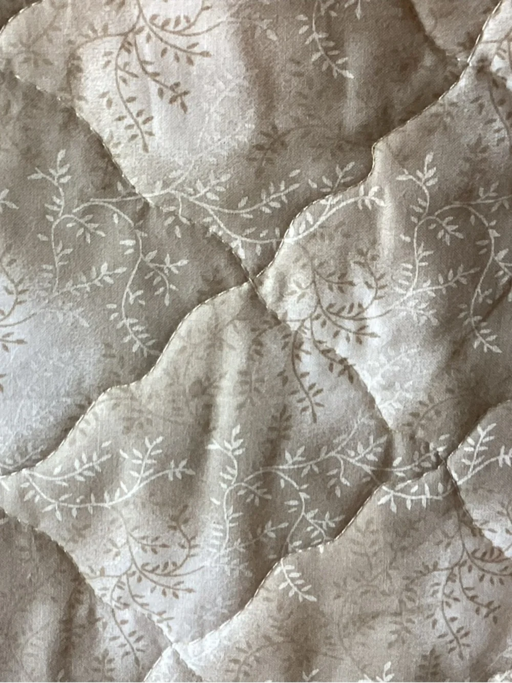 NWT. Hand Crafted Honey Bees Quilt